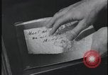 Standbild FBI-Auszubildende besuchen Kriminallabor United States USA, 1959, aus Sekunde 56 historischem Filmmaterial Videoclip 65675078760