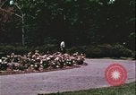 Standbild Hippie Teenager mit Polizei Washington DC USA, 1967, aus Sekunde 6 historischem Filmmaterial Videoclip 65675078771