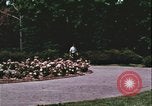 Standbild Hippie Teenager mit Polizei Washington DC USA, 1967, aus Sekunde 7 historischem Filmmaterial Videoclip 65675078771