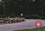 Standbild Hippie Teenager mit Polizei Washington DC USA, 1967, aus Sekunde 8 historischem Filmmaterial Videoclip 65675078771
