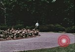 Standbild Hippie Teenager mit Polizei Washington DC USA, 1967, aus Sekunde 9 historischem Filmmaterial Videoclip 65675078771