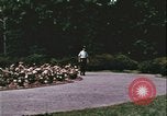 Standbild Hippie Teenager mit Polizei Washington DC USA, 1967, aus Sekunde 10 historischem Filmmaterial Videoclip 65675078771