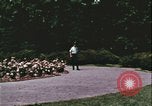Standbild Hippie Teenager mit Polizei Washington DC USA, 1967, aus Sekunde 11 historischem Filmmaterial Videoclip 65675078771