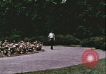 Standbild Hippie Teenager mit Polizei Washington DC USA, 1967, aus Sekunde 12 historischem Filmmaterial Videoclip 65675078771