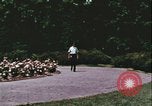 Standbild Hippie Teenager mit Polizei Washington DC USA, 1967, aus Sekunde 13 historischem Filmmaterial Videoclip 65675078771