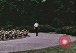 Standbild Hippie Teenager mit Polizei Washington DC USA, 1967, aus Sekunde 14 historischem Filmmaterial Videoclip 65675078771