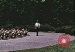 Standbild Hippie Teenager mit Polizei Washington DC USA, 1967, aus Sekunde 15 historischem Filmmaterial Videoclip 65675078771