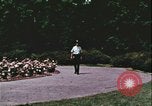 Standbild Hippie Teenager mit Polizei Washington DC USA, 1967, aus Sekunde 16 historischem Filmmaterial Videoclip 65675078771