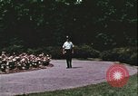 Standbild Hippie Teenager mit Polizei Washington DC USA, 1967, aus Sekunde 17 historischem Filmmaterial Videoclip 65675078771