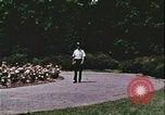 Standbild Hippie Teenager mit Polizei Washington DC USA, 1967, aus Sekunde 18 historischem Filmmaterial Videoclip 65675078771
