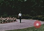 Standbild Hippie Teenager mit Polizei Washington DC USA, 1967, aus Sekunde 19 historischem Filmmaterial Videoclip 65675078771