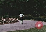 Standbild Hippie Teenager mit Polizei Washington DC USA, 1967, aus Sekunde 20 historischem Filmmaterial Videoclip 65675078771