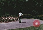Standbild Hippie Teenager mit Polizei Washington DC USA, 1967, aus Sekunde 21 historischem Filmmaterial Videoclip 65675078771