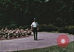 Standbild Hippie Teenager mit Polizei Washington DC USA, 1967, aus Sekunde 22 historischem Filmmaterial Videoclip 65675078771