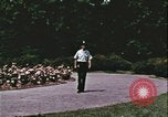 Standbild Hippie Teenager mit Polizei Washington DC USA, 1967, aus Sekunde 23 historischem Filmmaterial Videoclip 65675078771