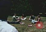 Standbild Hippie Teenager mit Polizei Washington DC USA, 1967, aus Sekunde 24 historischem Filmmaterial Videoclip 65675078771