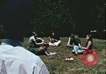 Standbild Hippie Teenager mit Polizei Washington DC USA, 1967, aus Sekunde 25 historischem Filmmaterial Videoclip 65675078771