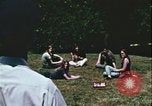 Standbild Hippie Teenager mit Polizei Washington DC USA, 1967, aus Sekunde 26 historischem Filmmaterial Videoclip 65675078771