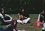Standbild Hippie Teenager mit Polizei Washington DC USA, 1967, aus Sekunde 27 historischem Filmmaterial Videoclip 65675078771