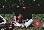 Standbild Hippie Teenager mit Polizei Washington DC USA, 1967, aus Sekunde 28 historischem Filmmaterial Videoclip 65675078771