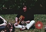 Standbild Hippie Teenager mit Polizei Washington DC USA, 1967, aus Sekunde 29 historischem Filmmaterial Videoclip 65675078771