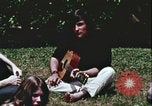 Standbild Hippie Teenager mit Polizei Washington DC USA, 1967, aus Sekunde 31 historischem Filmmaterial Videoclip 65675078771