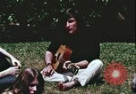 Standbild Hippie Teenager mit Polizei Washington DC USA, 1967, aus Sekunde 33 historischem Filmmaterial Videoclip 65675078771