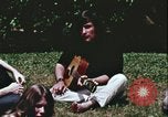 Standbild Hippie Teenager mit Polizei Washington DC USA, 1967, aus Sekunde 35 historischem Filmmaterial Videoclip 65675078771