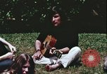 Standbild Hippie Teenager mit Polizei Washington DC USA, 1967, aus Sekunde 36 historischem Filmmaterial Videoclip 65675078771
