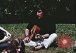 Standbild Hippie Teenager mit Polizei Washington DC USA, 1967, aus Sekunde 37 historischem Filmmaterial Videoclip 65675078771