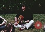 Standbild Hippie Teenager mit Polizei Washington DC USA, 1967, aus Sekunde 38 historischem Filmmaterial Videoclip 65675078771