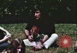 Standbild Hippie Teenager mit Polizei Washington DC USA, 1967, aus Sekunde 39 historischem Filmmaterial Videoclip 65675078771