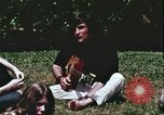 Standbild Hippie Teenager mit Polizei Washington DC USA, 1967, aus Sekunde 40 historischem Filmmaterial Videoclip 65675078771