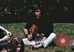 Standbild Hippie Teenager mit Polizei Washington DC USA, 1967, aus Sekunde 42 historischem Filmmaterial Videoclip 65675078771