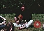 Standbild Hippie Teenager mit Polizei Washington DC USA, 1967, aus Sekunde 43 historischem Filmmaterial Videoclip 65675078771
