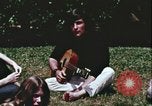 Standbild Hippie Teenager mit Polizei Washington DC USA, 1967, aus Sekunde 44 historischem Filmmaterial Videoclip 65675078771