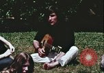 Standbild Hippie Teenager mit Polizei Washington DC USA, 1967, aus Sekunde 46 historischem Filmmaterial Videoclip 65675078771