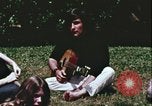 Standbild Hippie Teenager mit Polizei Washington DC USA, 1967, aus Sekunde 47 historischem Filmmaterial Videoclip 65675078771