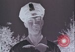 Standbild Hippie Teenager mit Polizei Washington DC USA, 1967, aus Sekunde 48 historischem Filmmaterial Videoclip 65675078771