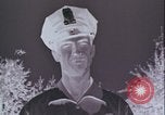 Standbild Hippie Teenager mit Polizei Washington DC USA, 1967, aus Sekunde 49 historischem Filmmaterial Videoclip 65675078771