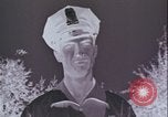 Standbild Hippie Teenager mit Polizei Washington DC USA, 1967, aus Sekunde 51 historischem Filmmaterial Videoclip 65675078771
