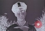 Standbild Hippie Teenager mit Polizei Washington DC USA, 1967, aus Sekunde 52 historischem Filmmaterial Videoclip 65675078771