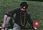 Standbild Hippie Teenager mit Polizei Washington DC USA, 1967, aus Sekunde 53 historischem Filmmaterial Videoclip 65675078771