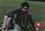 Standbild Hippie Teenager mit Polizei Washington DC USA, 1967, aus Sekunde 54 historischem Filmmaterial Videoclip 65675078771