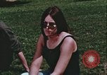 Standbild Hippie Teenager mit Polizei Washington DC USA, 1967, aus Sekunde 56 historischem Filmmaterial Videoclip 65675078771