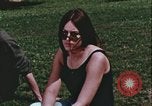 Standbild Hippie Teenager mit Polizei Washington DC USA, 1967, aus Sekunde 57 historischem Filmmaterial Videoclip 65675078771