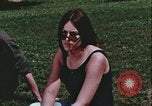 Standbild Hippie Teenager mit Polizei Washington DC USA, 1967, aus Sekunde 58 historischem Filmmaterial Videoclip 65675078771