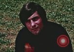Standbild Hippie Teenager mit Polizei Washington DC USA, 1967, aus Sekunde 61 historischem Filmmaterial Videoclip 65675078771