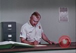 Image une femme habilitée appelle la police Washington DC USA, 1967, de la seconde 3 séquences d'archives historiques vidéo 65675078772