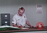 Image une femme habilitée appelle la police Washington DC USA, 1967, de la seconde 6 séquences d'archives historiques vidéo 65675078772